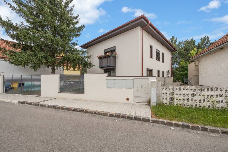 Prodazha 4-komnatnaya, 4-komnatnaya, Floriánske námestie, Bratislava -