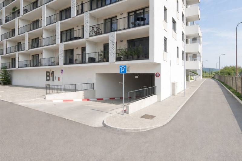 Arenda Garazhi, Garazhi, Eduarda Wenzla, Bratislava - Rača, Slovakia