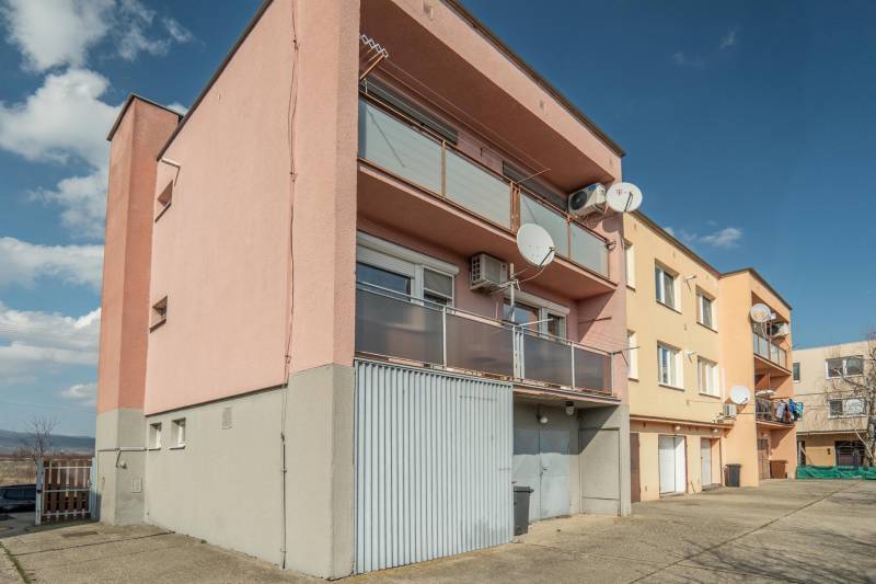 Просторная 3-комнатная квартира с гаражом и садом в Братиславе