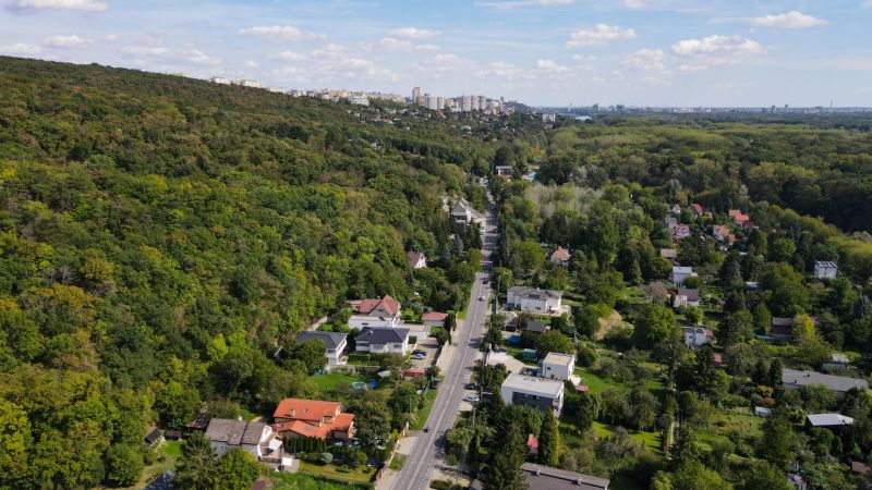 Уникальный участок с дачей в живописном районе Девин
