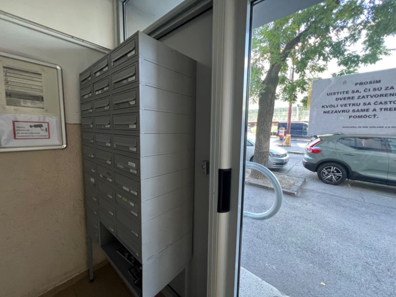 Prodazha 3-komnatnaya, 3-komnatnaya, Travská cesta, Bratislava - Ružin